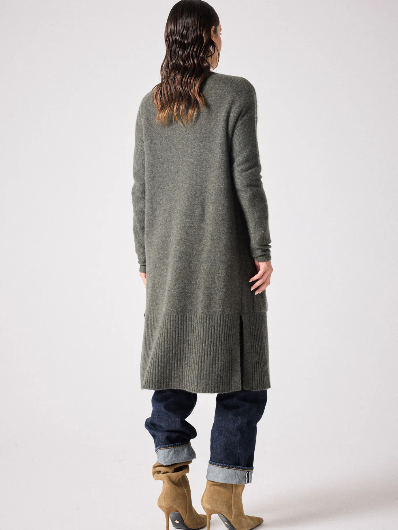 cardigan_cachemire_betti_2-4.webp Sale Cardigan cachemire Betti Gilets & Cardigans | Le Cachemire·Gilets & Cardigans