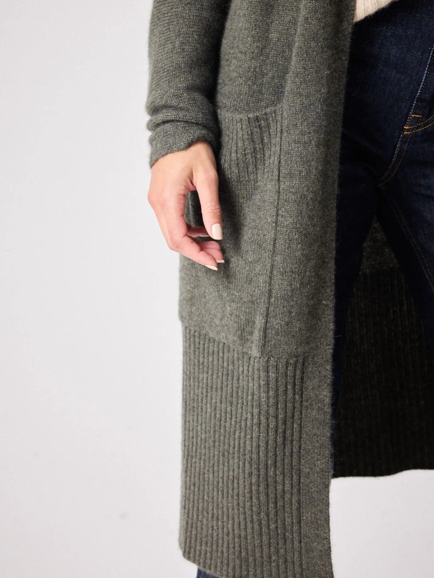 cardigan_cachemire_betti_3-4.webp Sale Cardigan cachemire Betti Gilets & Cardigans | Le Cachemire·Gilets & Cardigans