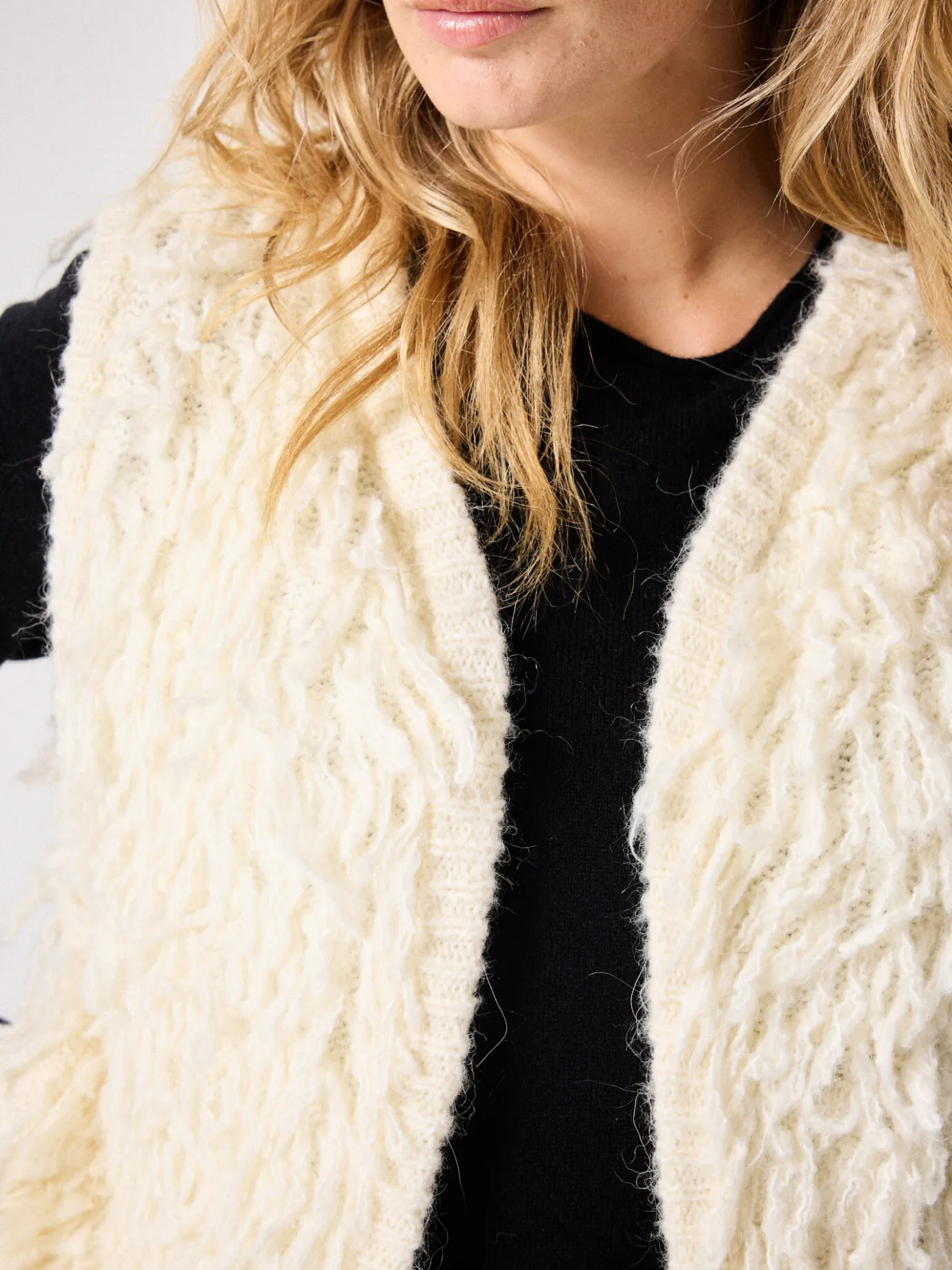 gilet_sans_manches_fausse_fourrure_scarlett_2.webp Sale Gilet sans manches fausse fourrure Scarlett Gilets & Cardigans
