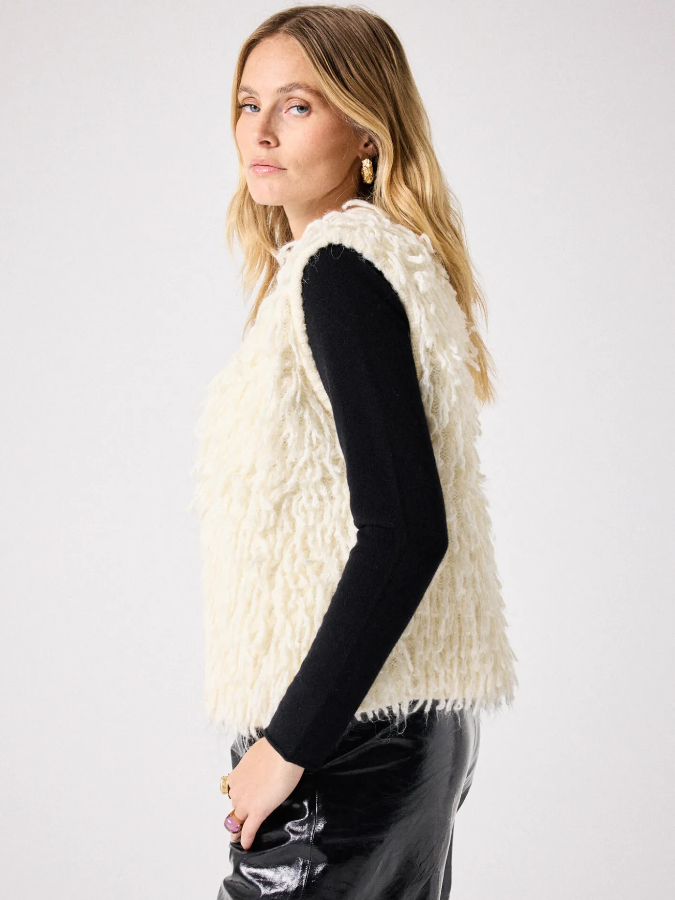 gilet_sans_manches_fausse_fourrure_scarlett_3.webp Sale Gilet sans manches fausse fourrure Scarlett Gilets & Cardigans
