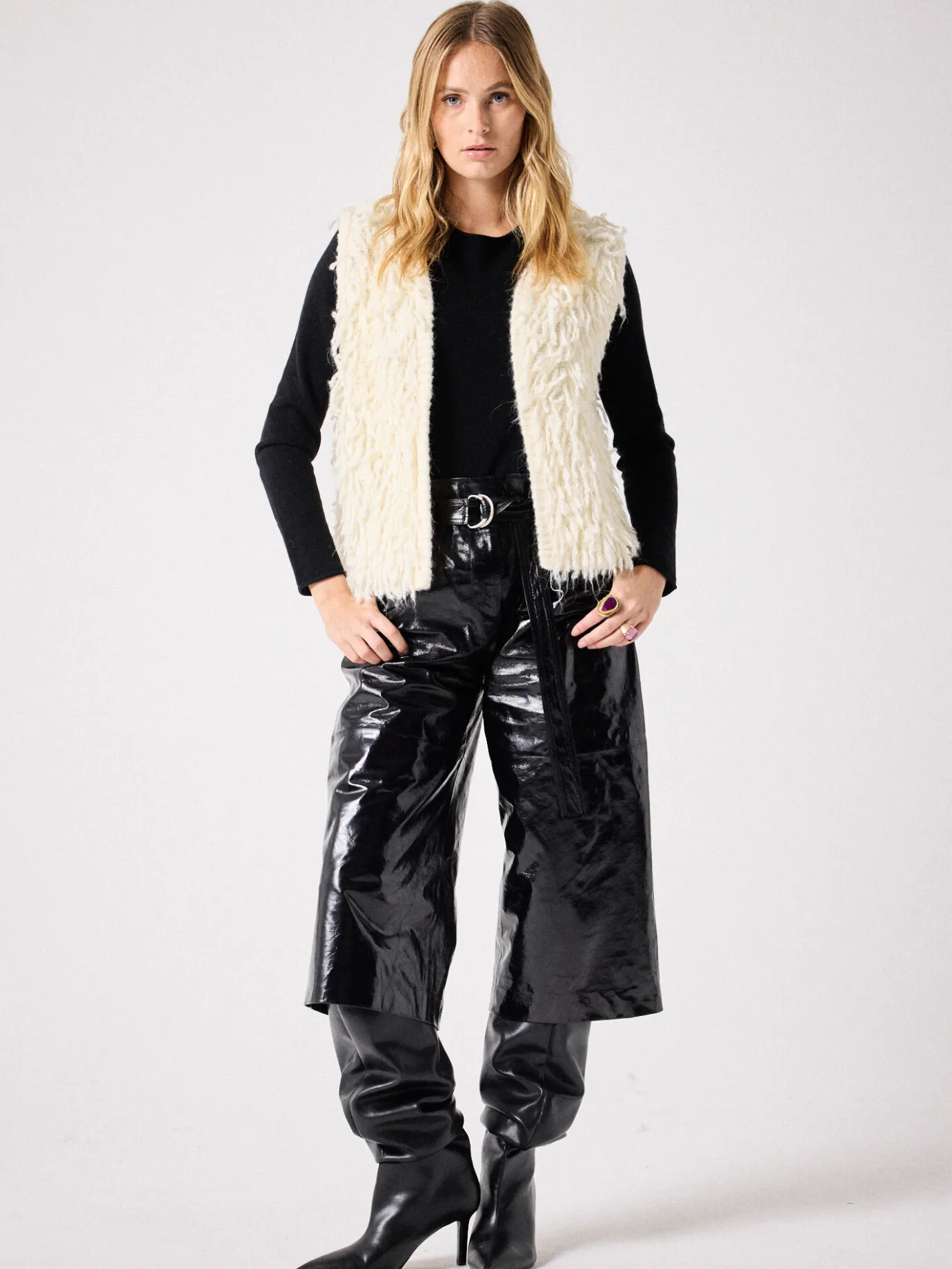 gilet_sans_manches_fausse_fourrure_scarlett_4.webp Sale Gilet sans manches fausse fourrure Scarlett Gilets & Cardigans