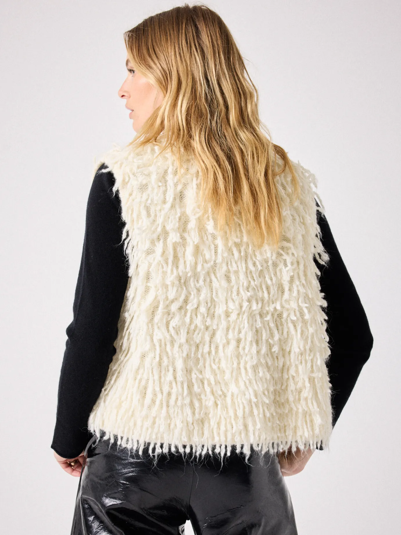 gilet_sans_manches_fausse_fourrure_scarlett_5.webp Sale Gilet sans manches fausse fourrure Scarlett Gilets & Cardigans