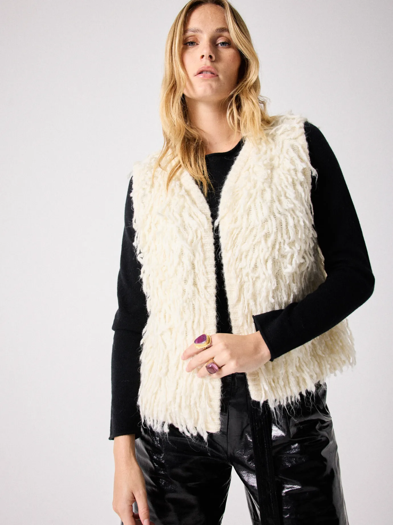 gilet_sans_manches_fausse_fourrure_scarlett_6.webp Sale Gilet sans manches fausse fourrure Scarlett Gilets & Cardigans