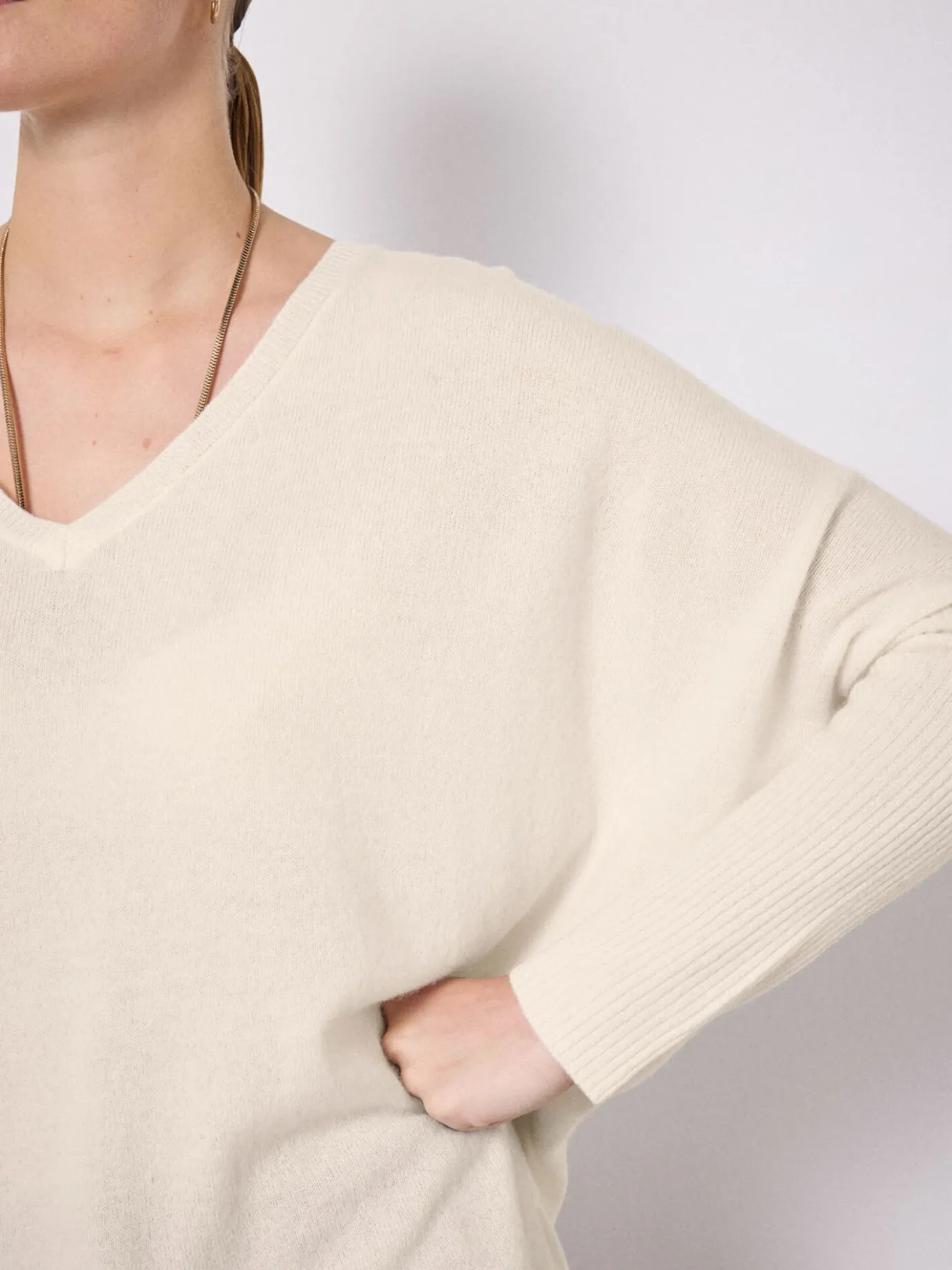 pull_poncho_cachemire_faustine_2-7.webp Discount Pull poncho cachemire Faustine Pulls & Ponchos | Le Cachemire·Pulls & Ponchos